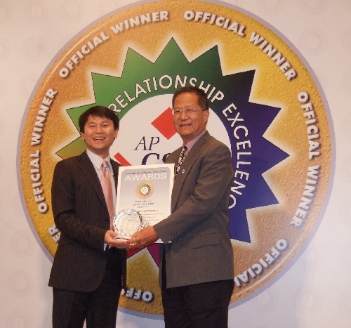 Mr Leung Wing-mo, Assistant Director of the Observatory receiving the award in the prize presentation ceremony.