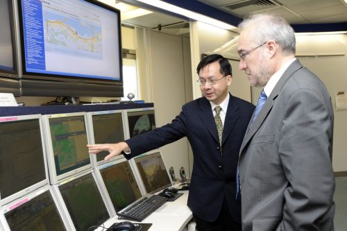 Director of the Hong Kong Observatory Dr Lee Boon-ying (left) introducing the work of the forecasting office to Mr Michel Jarraud, the Secretary-General of WMO.