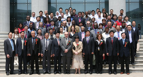 Dr Lee Boon-ying, first one on the right, front row; Mr Michel Jarraud, Secretary-General of WMO, in grey suit in the middle, front row