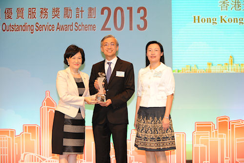 Mr C M Shun, Director of the Hong Kong Observatory, receiving the award of Gold Prize of the Departmental Service Enhancement Award (Small Department Category) from the Honourable Mrs Regina Ip Lau Suk-yee, Legislative Council Member