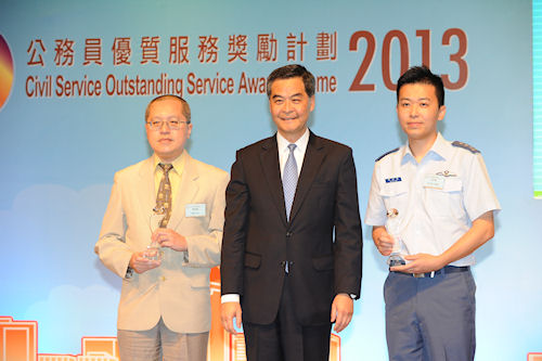 The Chief Executive, Mr CY Leung, presenting the Bronze Prize of the Inter-departmental Award to Mr PW Chan of the Hong Kong Observatory and Mr Keith Ma of the Government Flying Service