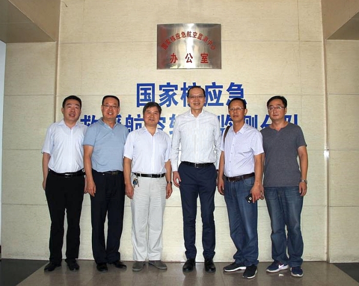 天文台高级科学主任马伟民(右三)访问核工业航测遥感中心，探讨加强双方的合作和交流。