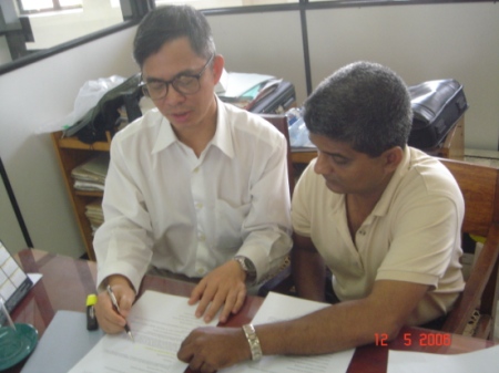 Mr K.H. Yeung discussed the draft strategy and action plan with a senior officer of the Sri Lanka Department of Meteorology