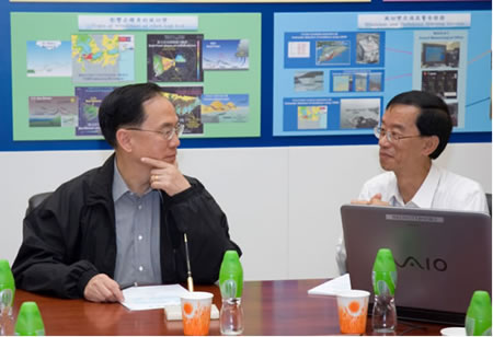 Mr Donald Tsang, the Chief Executive, listened to a briefing by the Director of the Hong Kong Observatory, Mr C Y Lam