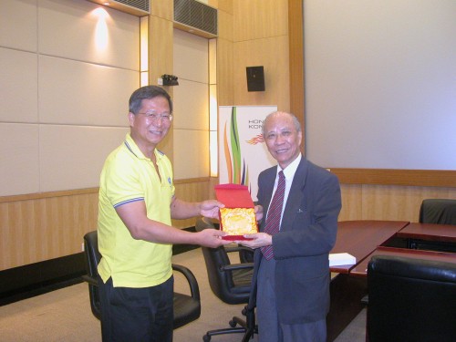 Mr Leung Wing-Mo, Senior Scientific Officer, presented a souvenir to Mr Chung Wai-Ming