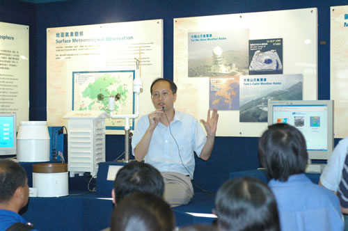 Scientific Officer, Mr Tai Sai-choi, introducing the meteorological equipment and the science of weather forecasting
