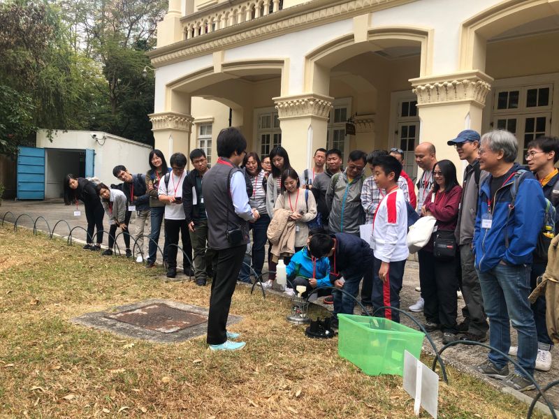participants experiencing the working principle of a raingauge