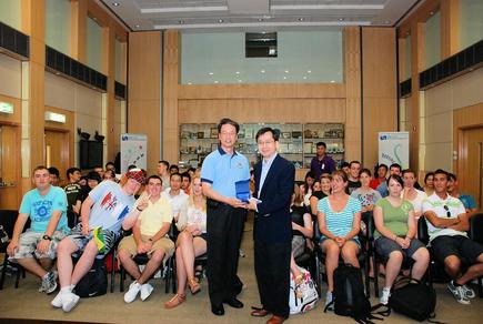 Dr. B.Y. Lee, Director of the Hong Kong Observatory, exchanged souvenirs with Mr. Peter K.W. Ng, Acting Squadron Leader, International Air Cadet Exchange Manager of the Hong Kong Air Cadet Corps