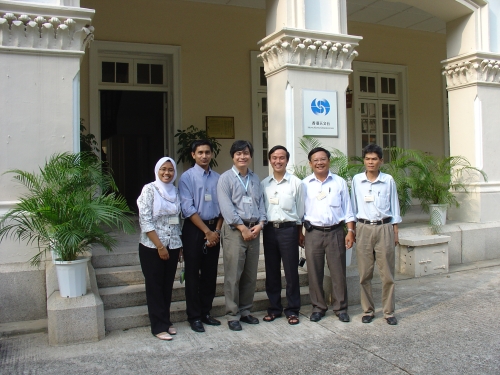 Forecasters of Malaysian Meteorological Department and National Hydro-Meteorological Service of Viet Nam pictured here with Observatory staff