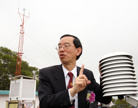 Director of Hong Kong Observatory Mr Lam Chiu-ying explaining the operation of the automatic weather station for the Kowloon City District