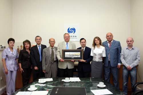 Head of delegation from Russian Federation, Mr. Alexander Polyakov (5th from the right), presented a picture of Moscow to Dr. B.Y. Lee (4th from the right), Director of the Hong Kong Observatory.