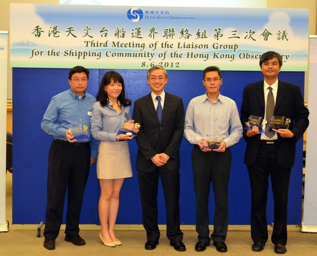 Mr Shun (middle) presenting gold awards to the outstanding voluntary observing ships in Hong Kong