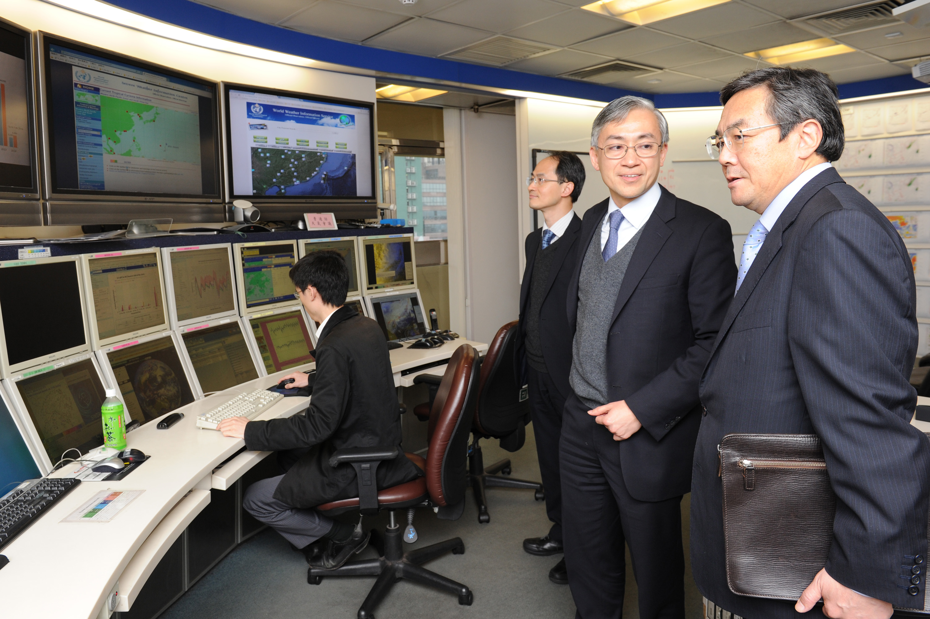Mr SEKIMIZU (right) was shown the operational facilities at the Central Forecasting Office.
