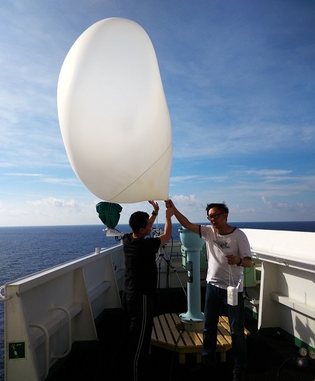 The balloon carrying the radiosonde went pear-shaped under the influence of strong winds just before its launch
