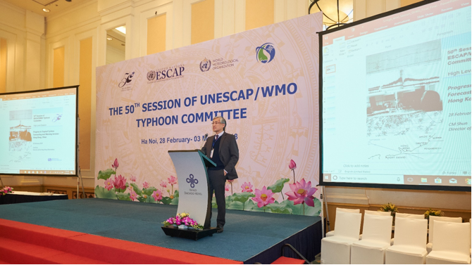 Mr Shun Chi-ming delivering a presentation at the High-level Session.
