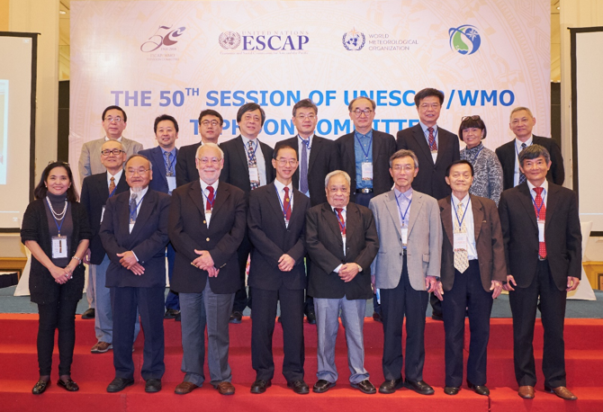 The gathering of “Old Friends”, including Mr Lam Chiu-ying (5th from right at the front row), Mrs Elaine Koo and Mr Edwin Lai (2nd and 6th from right respectively at the back row) from Hong Kong, China.