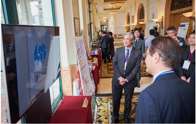 Mr Shun Chi-ming showing the Heads of Delegations the display area of Hong Kong, China.