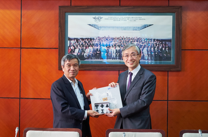 Mr Shun Chi-ming (right) presenting a souvenir to Mr Le Quoc Khanh, Deputy Director General of Vietnam Air Traffic Management Corporation.