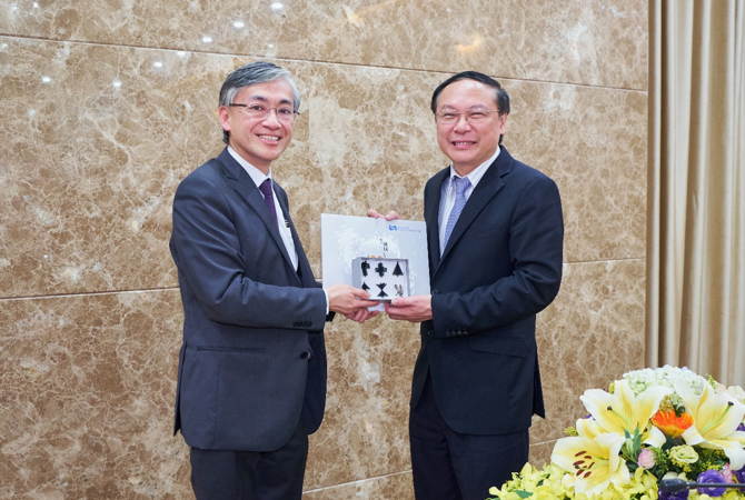 Mr Shun Chi-ming (left) presenting a souvenir to Mr Le Cong Thanh, Director General of National Hydro-Meteorological Service of Vietnam.
