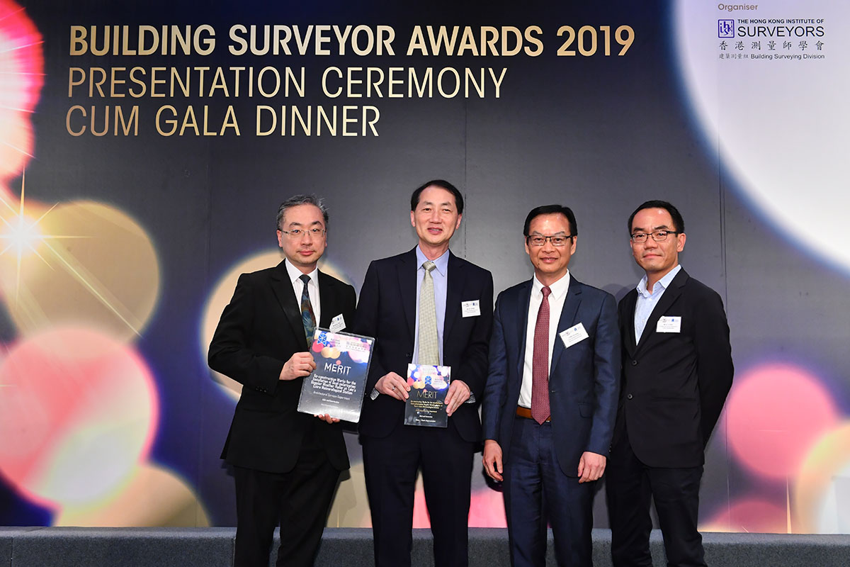 The Managing Director of the Urban Renewal Authority  Ir Wai Chi Sing (second right) presenting the awards to the  “Re-construction works for the Observatory’s Weather Radar at Tate’s Cairn” project team.
