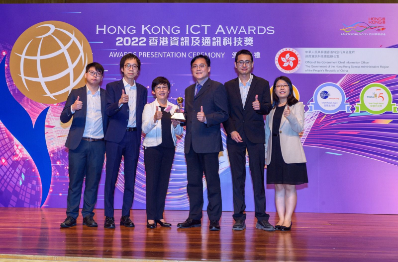 Diagram 1: LinkedIn’s Head of Talent Solutions, Ms Mei Mei Ng (third from left), presented the award to Mr Armstrong Cheng, Senior Scientific Officer (third from right), Mr Ben Or, Acting Senior Scientific Officer (second from right), Ms Cindy Lam, Scientific Officer (first from right), Mr Lawrence Lo, System Analyst (second from left) and Mr Simon Lin, Analyst Programmer (first from left)