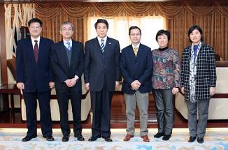 Director Lee Boon-ying (third from right) and Assistant Director Shun Chi-ming (second from left) photographed with Administrator Zheng Guo-guang (third from left)