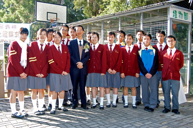 Group photo of Mr. Lam with students of De La Salle Secondary School, New Territories