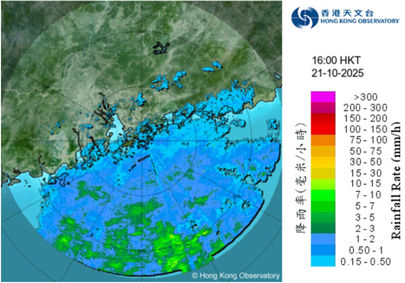 二零二五年十月二十一日下午4時正的雷達回波圖像。與風神相關的雨區持續影響南海北部，但受較乾燥的東北季候風影響，雨區靠近廣東沿岸時有所減弱。