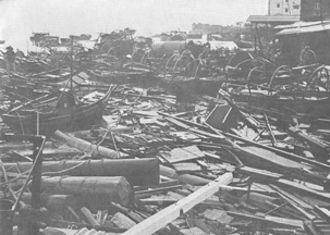 Floating logs caused havoc among the sampans at Shau Kei Wan