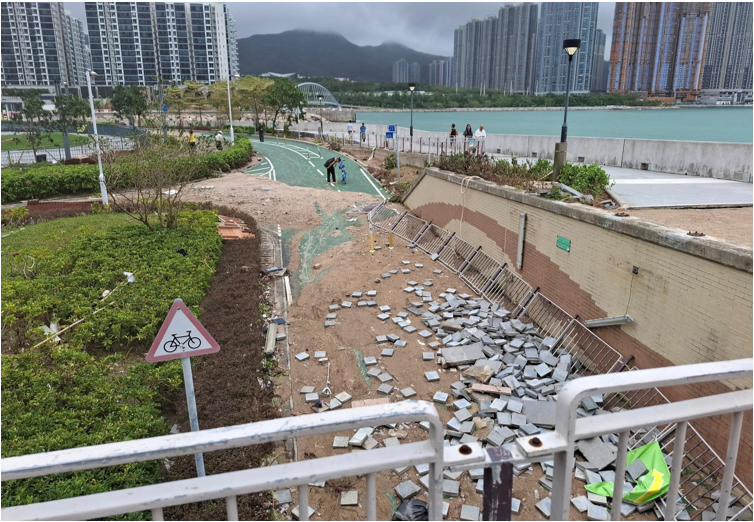 樺加沙襲港期間，將軍澳南海濱長廊有路面地磚損毀，單車徑被水淹沒。 (鳴謝：Khs Huang)