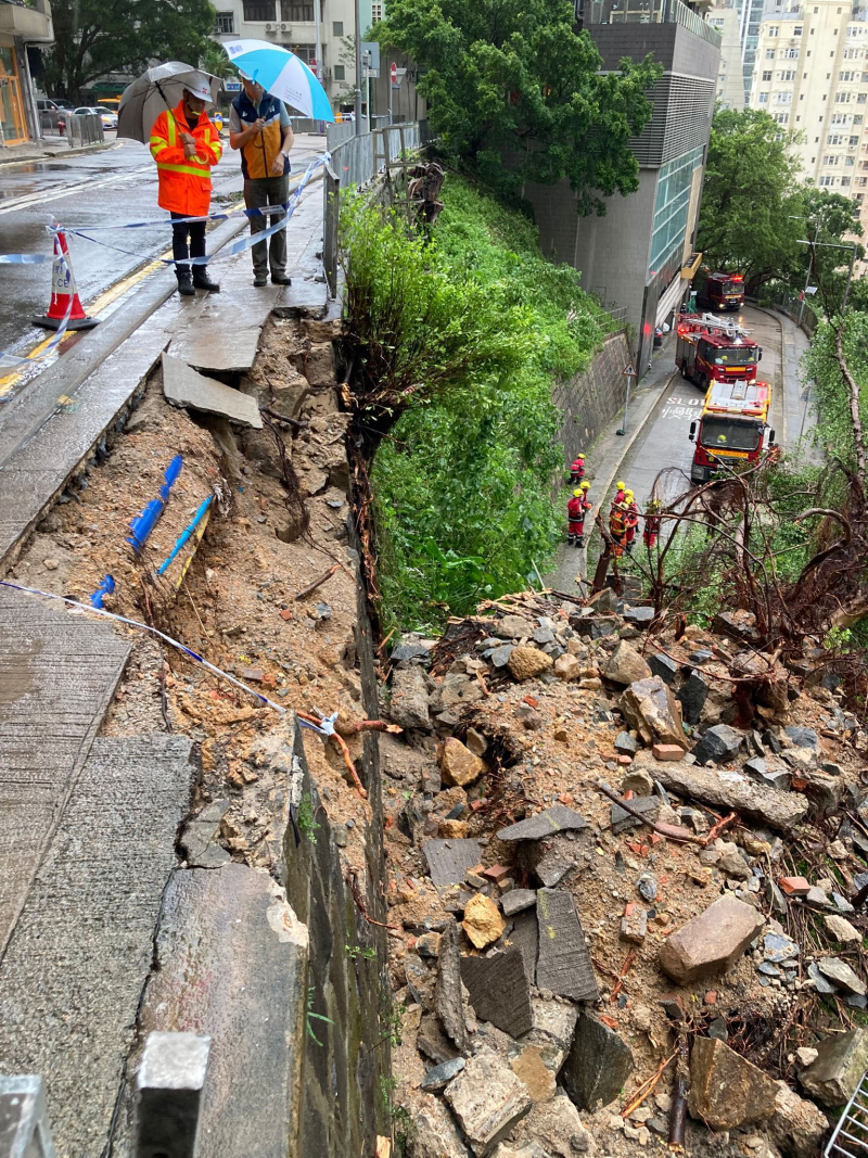 樺加沙襲港期間，西營盤醫院道出現山泥傾瀉。(鳴謝：土力工程處)