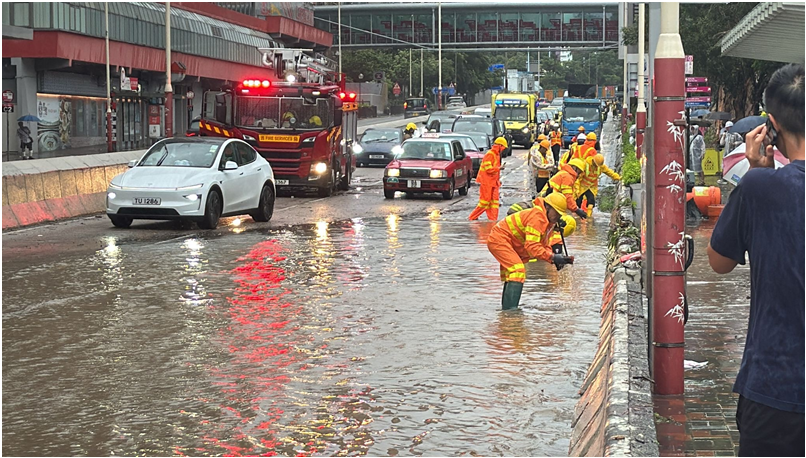During the passage of Wipha, the roads at Wong Tai Sin (top) and Tai Po (bottom) were flooded. (Courtesy of Drainage Services Department)