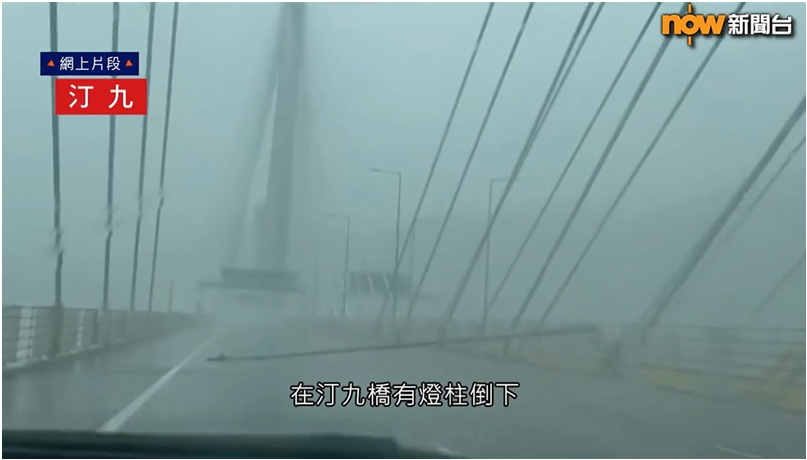 During the passage of Wipha, a lamppost fell onto Ting Kau Bridge, leading to the closure of all traffic lanes. (Courtesy of Now News)