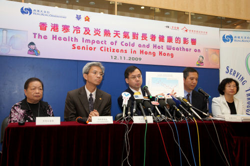Director of the Hong Kong Observatory Dr Lee Boon-ying (middle) and Executive Director of the Senior Citizen Home Safety Association Mr Ma Kam-wah (2nd left) introduced the study results.