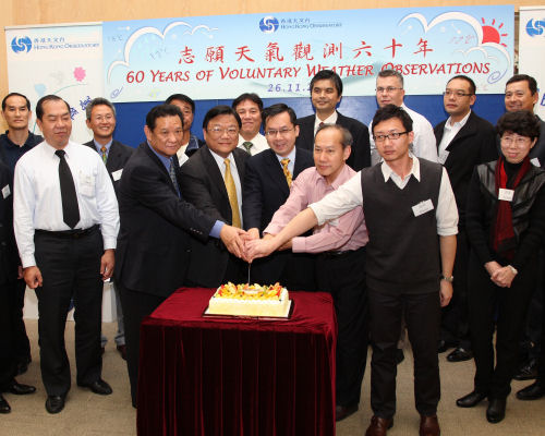 Director of the Hong Kong Observatory Dr Lee Boon-ying (middle, front row) and guests celebrate 60 years of voluntary weather observations.