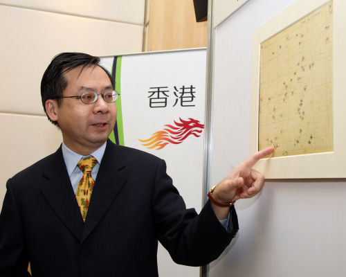 Director of the Hong Kong Observatory Dr Lee Boon-ying explains voluntary weather observations on a weather map in 1949 to guests.
