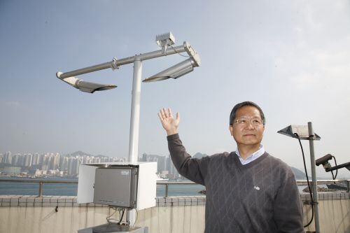 Figure 2  Mr. W.M. Leung, Assistant Director of the Observatory, explaining the operational principle of the visibility meter at the Marine Police Regional Headquarters at Sai Wan Ho.