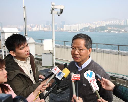 Figure 3  Mr. W.M. Leung, Assistant Director of the Observatory, introducing to the media the Observatorys services in visibility monitoring.