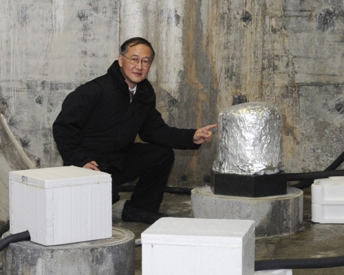 Senior Scientific Officer of the Hong Kong Observatory, Dr Wong Wing-tak, explaining the function of the broadband seismometer in the Po Shan Seismograph Station.