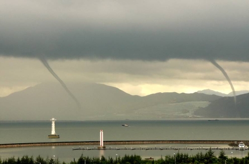 Fig. 2 Two waterspouts photographed from Shenzhen towards Deep Bay (picture courtesy of Mr Li Gang)
