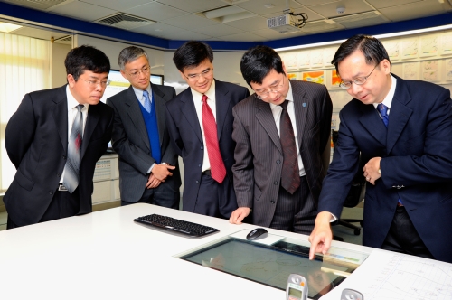 Dr Lee (first right), introduces the operations of the Observatory's Central Forecasting Office to Mr Shen (second right).