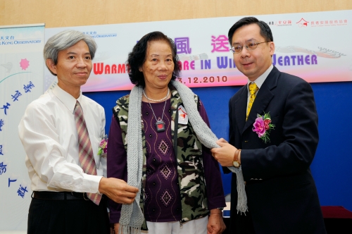 Dr Lee Boon-ying (right) and Mr Ma Kam-wah (left) present scarfs handmade by the Observatory's Volunteers to Auntie Leung Wing-yin (middle)