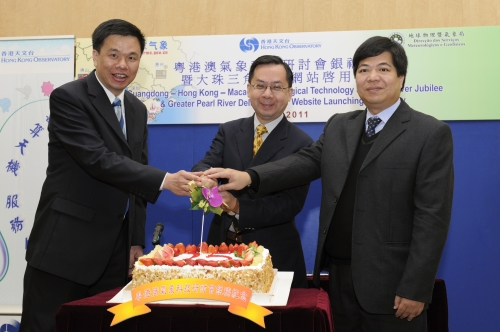 Mr. Xu Yongke (left), Deputy Director of the Guangdong Meteorological Bureau, Dr Fong Soi-kun (right), Director of the Macao Meteorological and Geophysical Bureau, and Dr Lee Boon-ying (middle), Director of the Hong Kong Observatory, conducted the cake-cutting ceremony to celebrate silver jubilee of cooperation between meteorological authorities of Guangdong, Hong Kong and Macao.