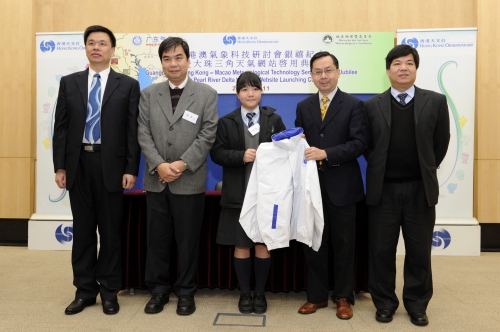 Directors of the three meteorological authorities presented souvenir to the Vice-Principal and the student from the Elegantia College.