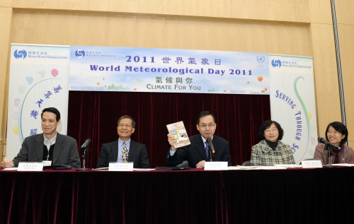 The Director of the Hong Kong Observatory, Dr Lee Boon-ying (centre), briefed the media on the Observatory's recent work during World Meteorological Day