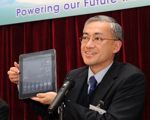Mr Shun introducing the higher resolution iPad version of 'MyObservatory'