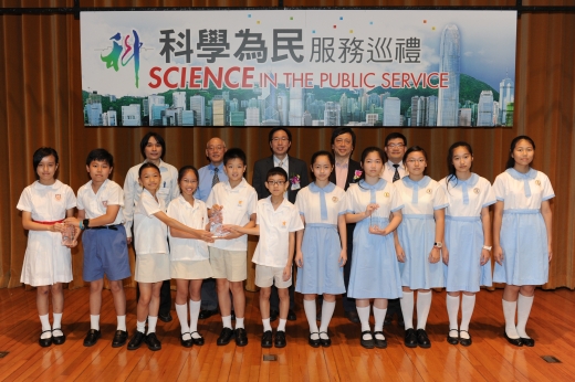Senior Engineer of Department of Mechanical and Biomedical Engineering, City University of Hong Kong and Chairman of Hong Kong Nuclear Society, Ir Dr Luk Bing-lam (centre, back row), taking a group photo with the judge panel and the winning teams.