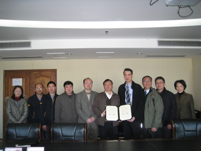 The Assistant Director of the Hong Kong Observatory, Mr Tsui Kit-chi (fourth right), and the Deputy Director of the Environmental Radiation Monitoring Technical Center (RMTC), Mr Zhao Shunping (fifth right), are pictured with other colleagues of the RMTC and the Observatory after the signing ceremony of the co-operation agreement.