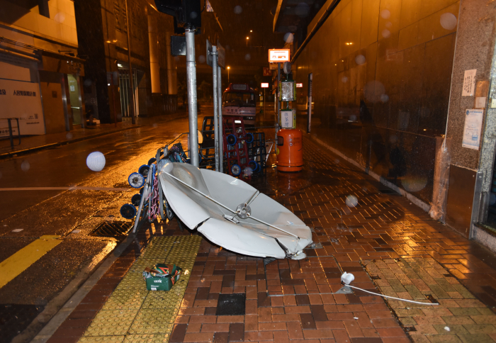 A satellite dish of around six feet was blown down to the pavement under strong winds in Sheung Wan. (Photo courtesy of Sing Tao Daily)