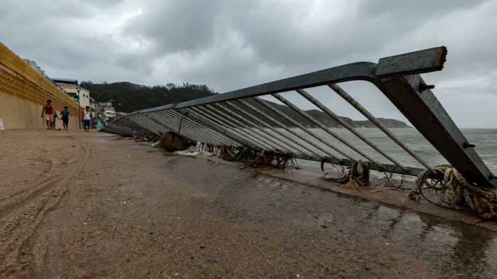 The fences near Cheung Chau Tung Wan were damaged by sea waves.  (Photo courtesy of Remington Yu from Community Weather Observation Scheme) 